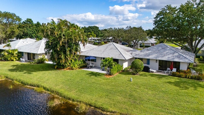 Building Photo - 206 Club Dr