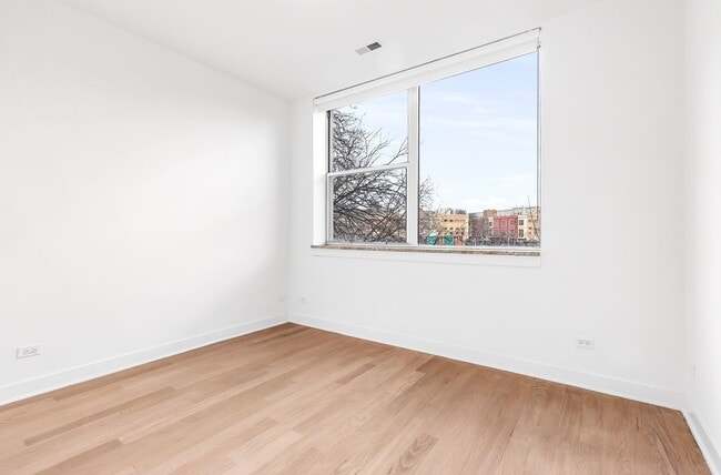 Building Photo - 914 W Hubbard St