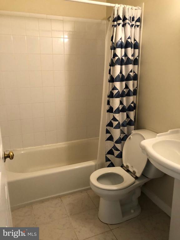 Building Photo - 104 Lark Ln