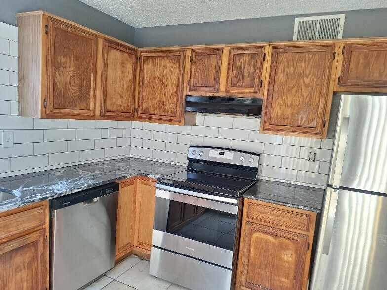 Building Photo - 2123 Chatham Square Ct