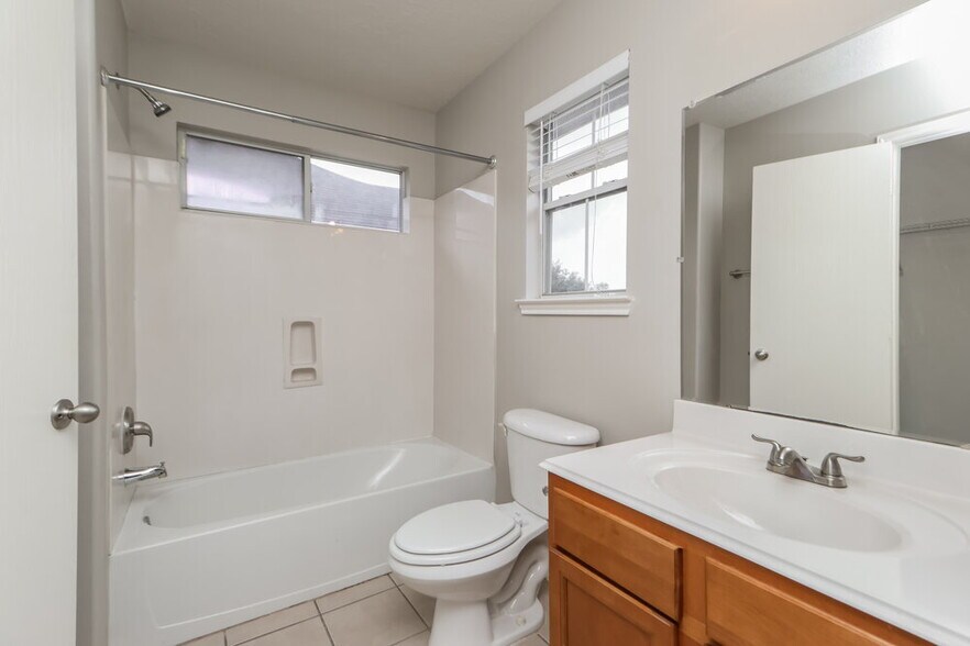 Building Photo - 33322 Cottonwood Bend