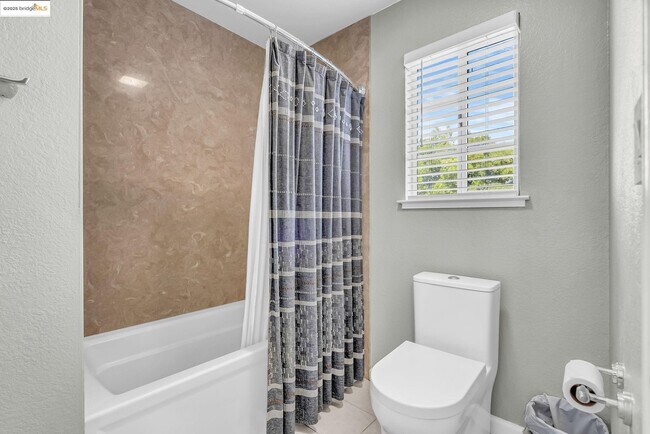 Building Photo - 2435 Pinehurst Ct