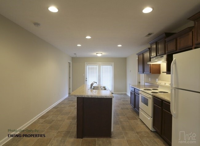 Building Photo - 102 Blackberry Dr