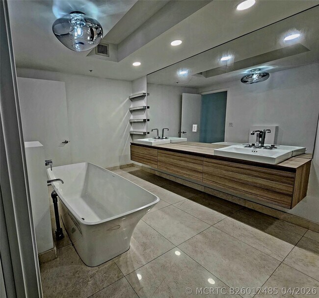 Building Photo - 17301 Biscayne Blvd