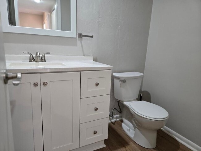 Building Photo - Wonderful 3 bedroom 1.5 bath Townhome in W...