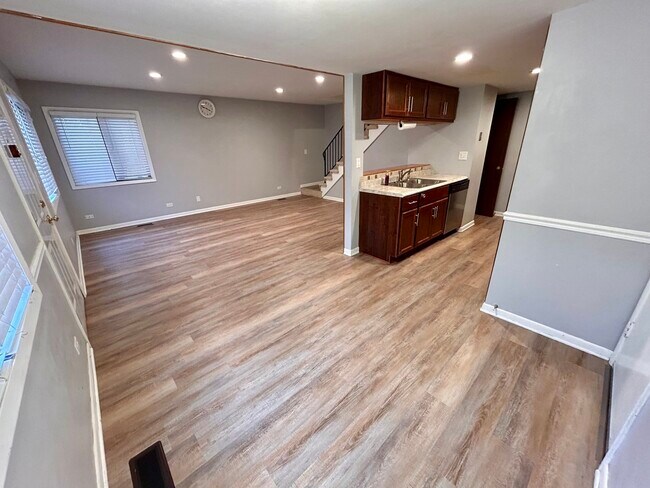 Building Photo - 2S717 Winchester Cir N