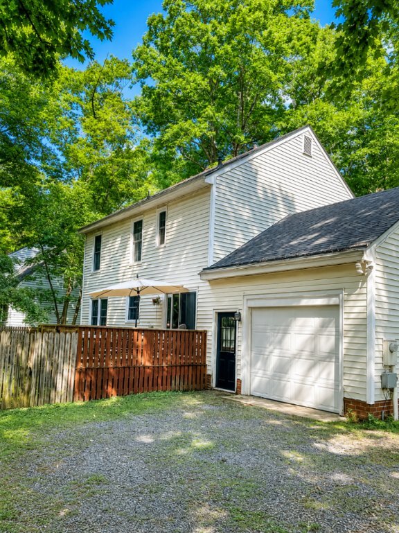 Building Photo - 4426 Thorncroft Dr