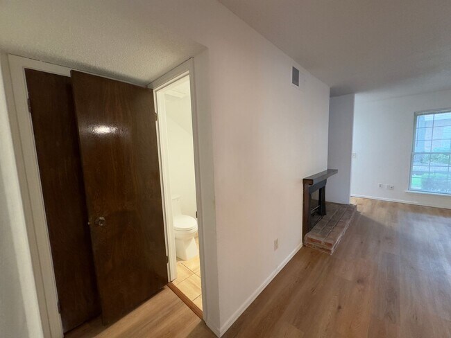 Building Photo - $500 OFF MOVE IN SPECIAL | Cozy Townhome in Quail Creek 2/2.5/2 Car Garage