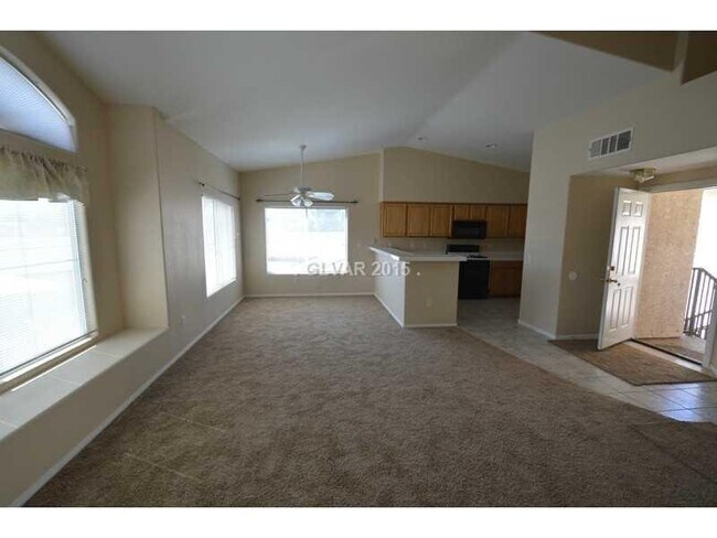 Building Photo - 2 Bed/ 2 Bath upstairs Condo in Guard Gate...