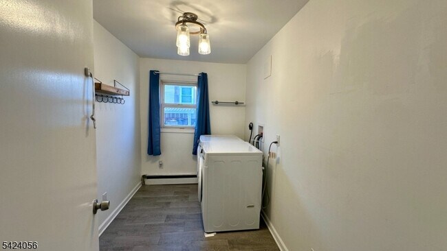 Building Photo - 529 Valley Rd