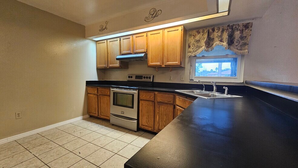 Building Photo - 1371 Melshire Ave