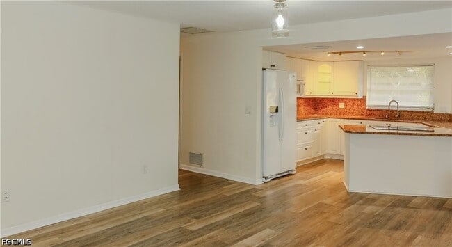 Building Photo - 5654 Eichen Cir
