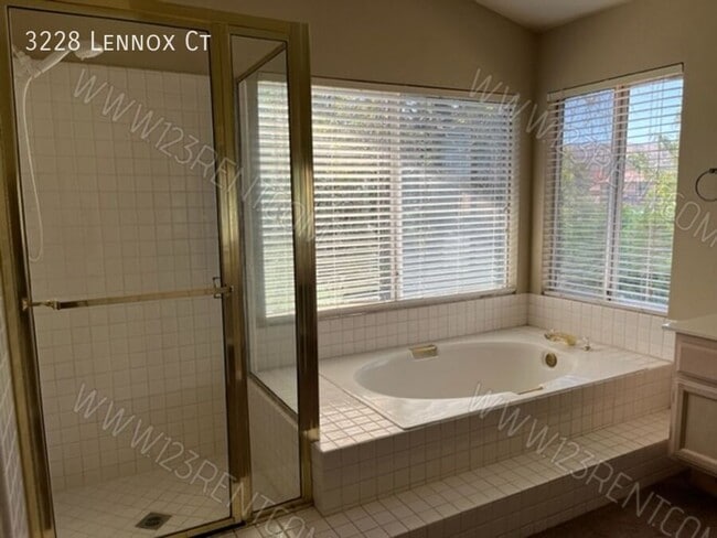 Building Photo - 3228 Lennox Ct