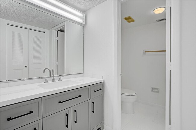 Building Photo - 1560 SE Royal Green Cir