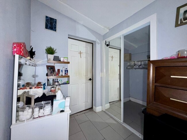 Building Photo - 2615 N Beaumont Ave