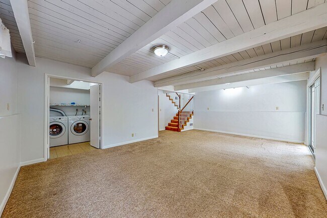 Building Photo - Large Family home - 4 Bedroom / 3 Bath
