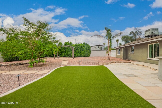 Building Photo - 501 E El Camino Dr