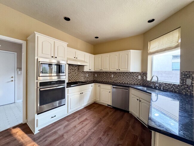 Building Photo - Luxury Home in Peppertree Royal Oak