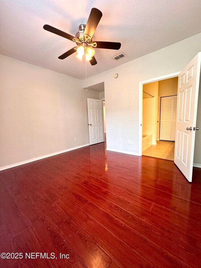 Building Photo - 13700 Richmond Park Dr N