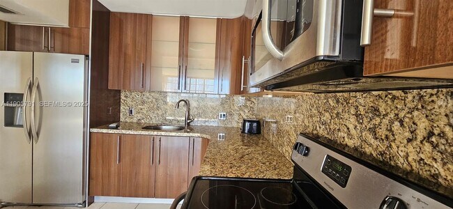 Building Photo - 2025 NE 164th St