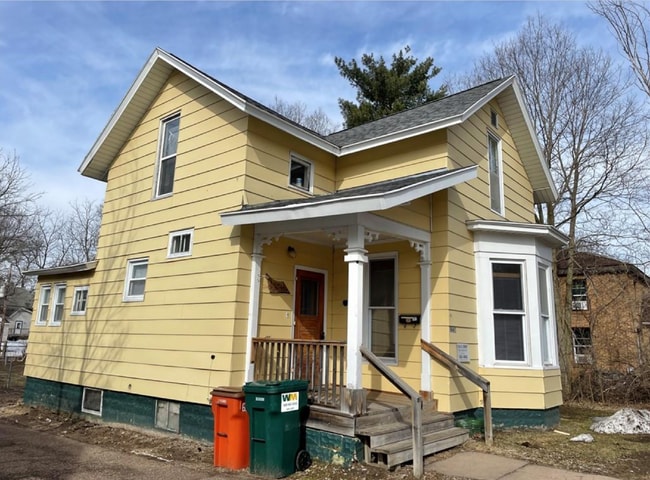 Building Photo - 4 bed 2 bath near UWEC available June 1st!...