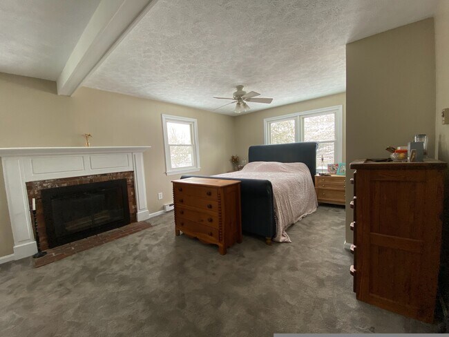 Building Photo - 12 Carolyn St