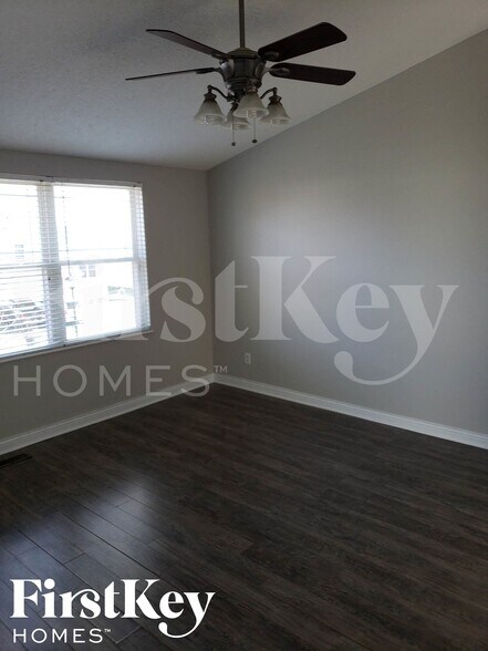 Building Photo - 1527 W Quail Run Dr