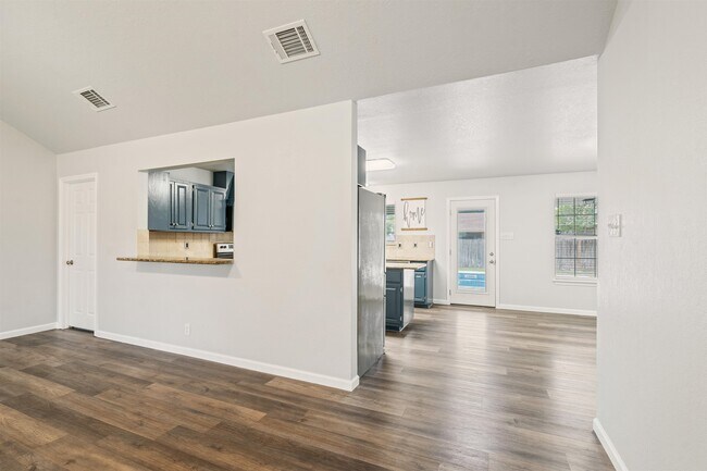 Building Photo - 113 White Feather Trail