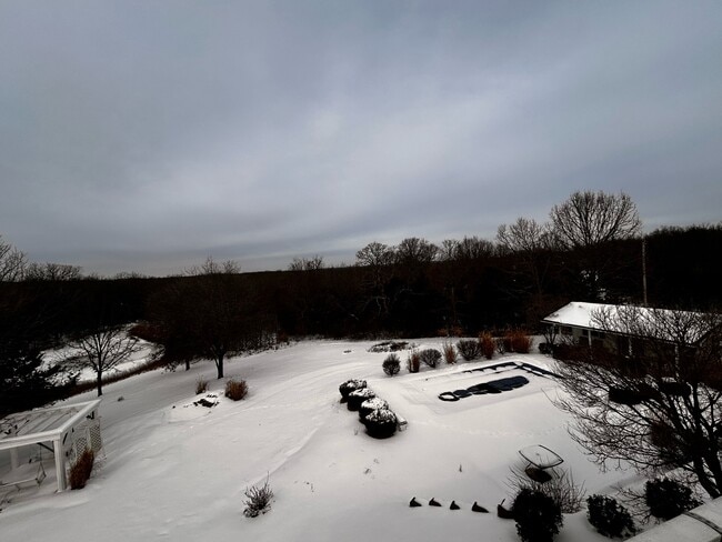 Building Photo - 25575 17-770E