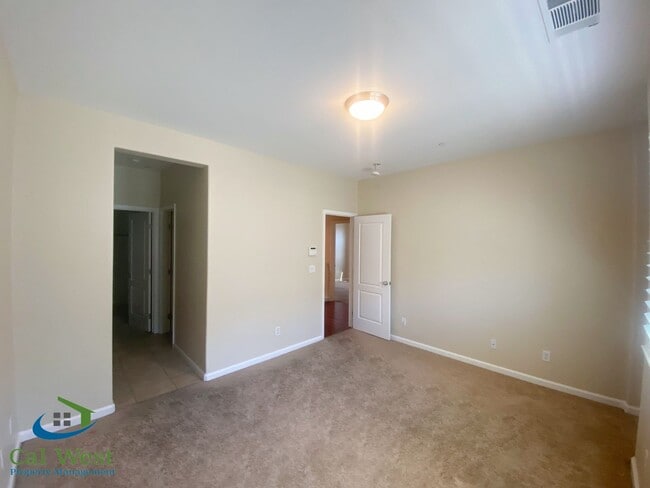 Building Photo - $3795 - 3 Bed/2.5 Bath Tri-level Townhome ...