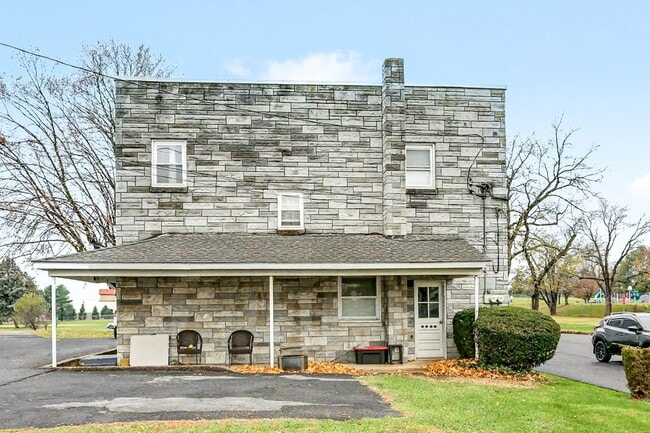 Primary Photo - 218-222 S Sporting Hill Rd