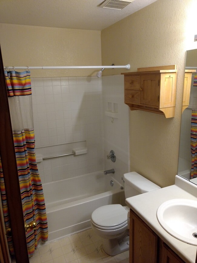 Building Photo - 3 Bedroom 2 Bath House in Thornton Available Now!