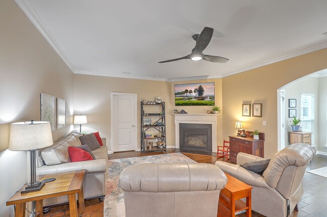 Building Photo - Spacious and updated home in Bluffs at Ash...