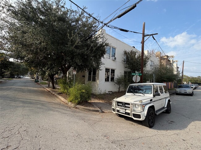 Building Photo - 402 Hyde Park Blvd