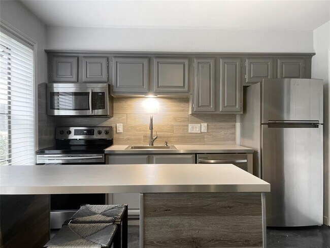 Building Photo - 1311 Antoine Dr