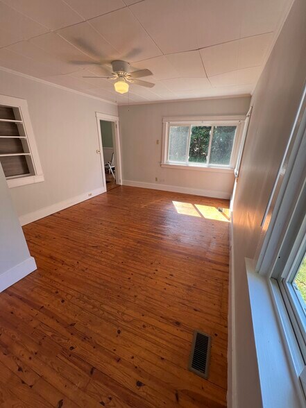 Building Photo - 3 Lilac St