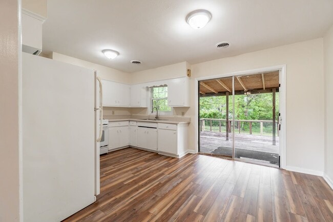 Building Photo - * Move-In Special * Charming 3 Bedroom, 1....