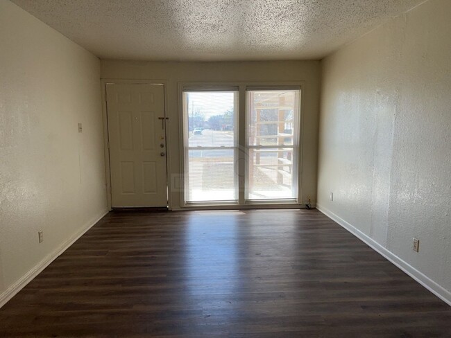 Building Photo - ***1st and 2nd Month: 2-weeks Free Rent***...