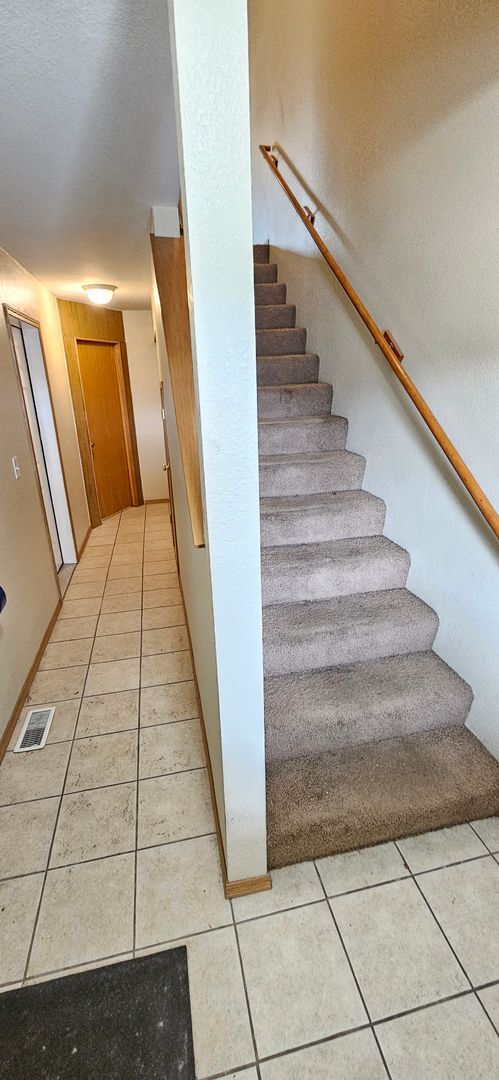 Building Photo - Townhome with 3 bedrooms and garage!  New paint and flooring!