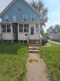 Building Photo - 1209/1211 W 15th St. NO MAINTENANCE WITHOUT APPROVAL call 563-505-0219