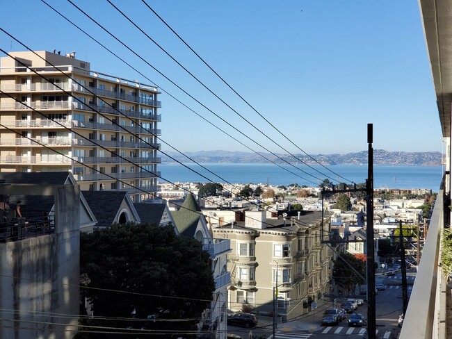 Building Photo - Renovated Pacific Heights 2x2 Condo with g...