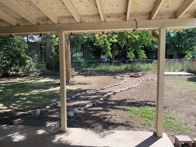 Building Photo - STUDENTS WELCOME! Sprawling Ranch Home w/ Large Fenced Yard