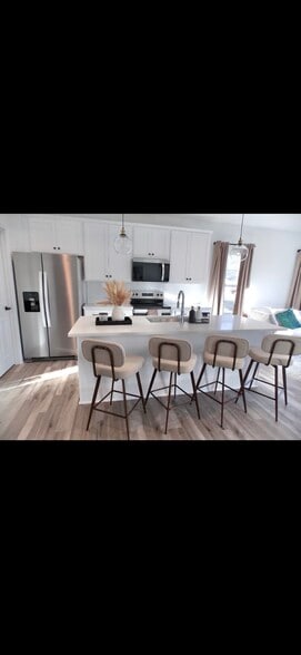 Building Photo - 2739 Primrose Ave