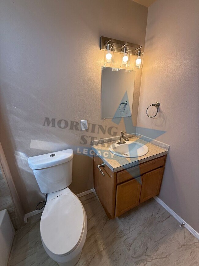 Building Photo - Like NEW! Location & Quality!