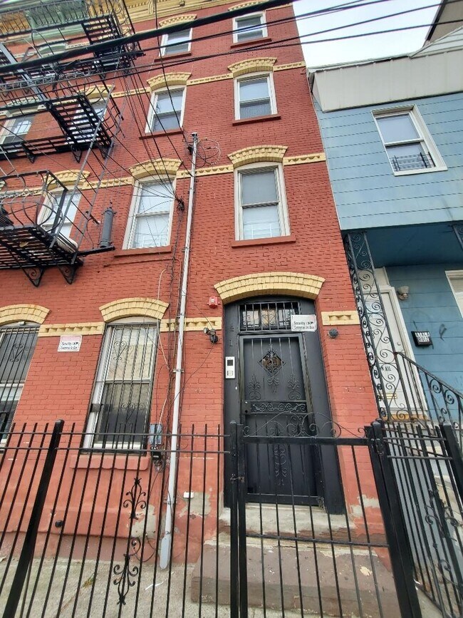 Building Photo - 41 Harmon St