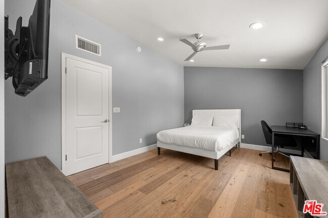 Building Photo - 20159 Hatteras St