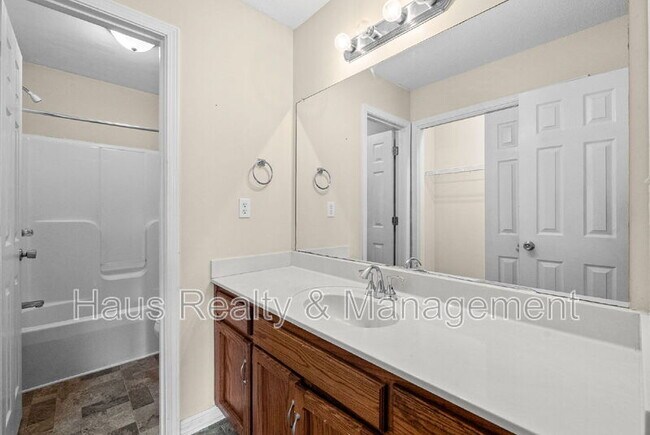 Building Photo - 932 Granny White Rd