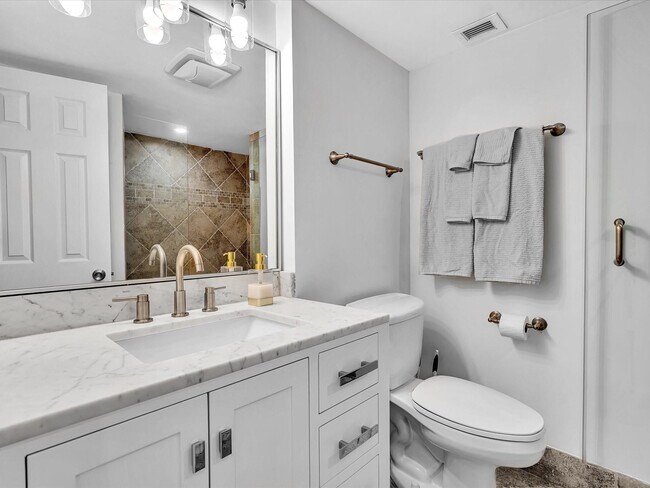 Building Photo - 1150 Hillsboro Mile