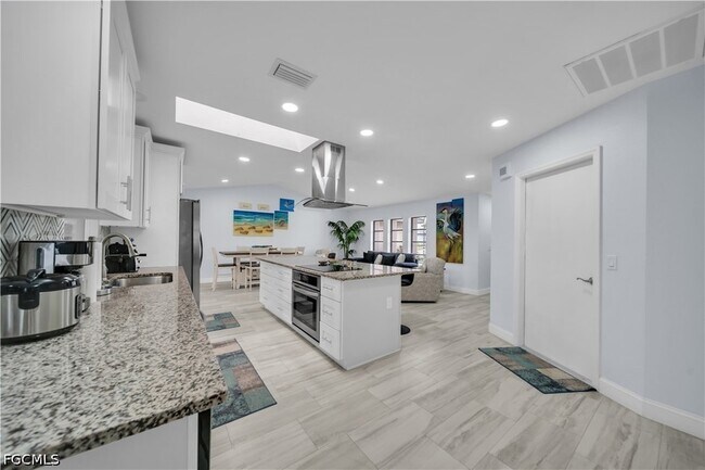 Building Photo - 299 Rotonda Cir