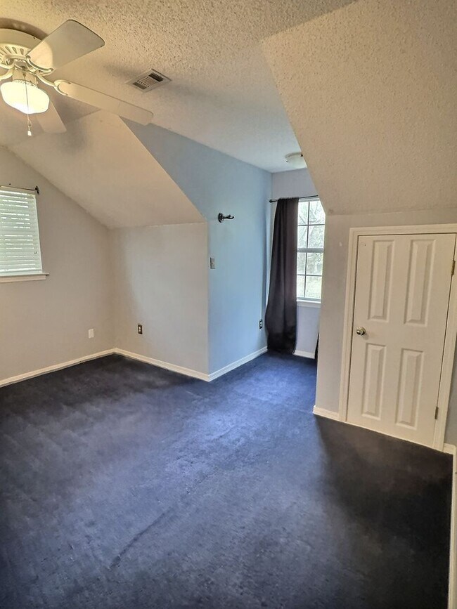 Building Photo - 9301 Blueberry Dr